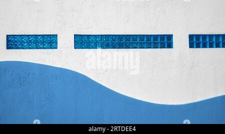 Mur avec des blocs de verre bleu, fond urbain abstrait. Banque D'Images