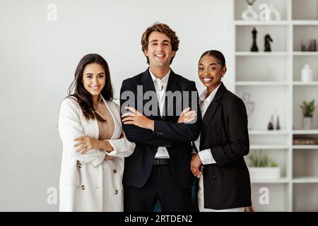 Chefs d'entreprise. Trois heureux professionnels multiraciaux posant dans le bureau, offre de carrière publicitaire Banque D'Images