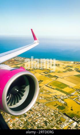 Compagnies aériennes low-cost budget à mi-vol au décollage avec le fond de l'île de Chypre. Passagers de vol POV . Destination de voyage d'été sur l'île grecque. V Banque D'Images