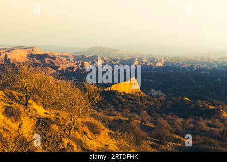 Coucher de soleil dans badlands Vashlovani. Panorama de Rangers camping célèbre zone du site dans le parc national de Vashlovani. Géorgie caucase paysages de beauté naturelle Banque D'Images