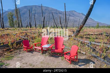 Des chaises rouges dans un feu de forêt brûlent dans le parc national Kootenay, Colombie-Britannique, Canada Banque D'Images