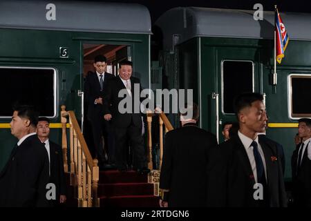 Vladivostok, Fédération de Russie. 12 septembre 2023. Le leader nord-coréen Kim Jong un arrive en train, après avoir traversé la frontière russe à Khasan, au sud de Vladivostok, mardi, septembre. 12, 2023. Kim Jong un, de la Corée du Nord, est entré en Russie dans un train blindé pour voir le président Vladimir Poutine. Ministère russe des Ressources naturelles et de l'écologie/ crédit : UPI/Alamy Live News Banque D'Images