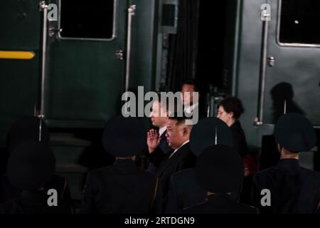 Vladivostok, Fédération de Russie. 12 septembre 2023. Le dirigeant nord-coréen Kim Jong un (C-R), est reçu mardi, par le ministre russe des Ressources naturelles et de l'Ecologie Alexander Kozlov (C-L), après avoir traversé la frontière russe à Khasan, au sud de Vladivostok. 12, 2023. Kim Jong un, de la Corée du Nord, est entré en Russie dans un train blindé pour voir le président Vladimir Poutine. Ministère russe des Ressources naturelles et de l'écologie/ crédit : UPI/Alamy Live News Banque D'Images