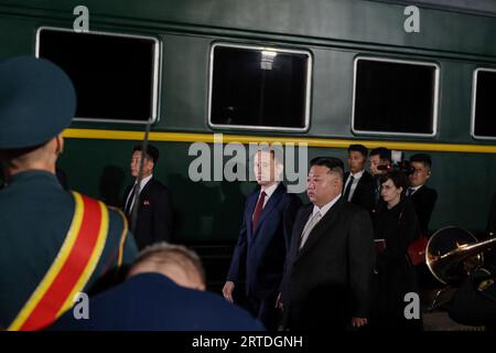 Vladivostok, Fédération de Russie. 12 septembre 2023. Le dirigeant nord-coréen Kim Jong un (C-R), est reçu mardi, par le ministre russe des Ressources naturelles et de l'Ecologie Alexander Kozlov (C-L), après avoir traversé la frontière russe à Khasan, au sud de Vladivostok. 12, 2023. Kim Jong un, de la Corée du Nord, est entré en Russie dans un train blindé pour voir le président Vladimir Poutine. Ministère russe des Ressources naturelles et de l'écologie/ crédit : UPI/Alamy Live News Banque D'Images