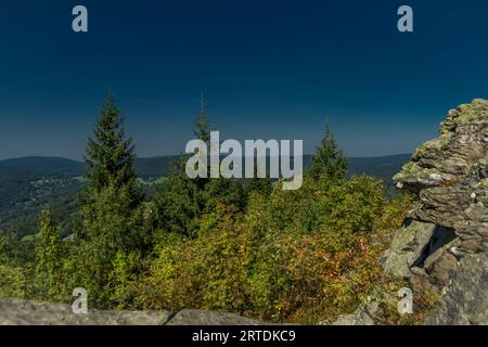 Vue d'été près de la tour de belvédère Stepanka dans les montagnes chaudes fraîches Jizerske Banque D'Images