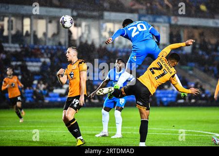 Emmanuel Fernandez (20 Peterborough United) et Elias Kachunga (21 Cambridge United) défient pour le ballon lors du match du trophée EFL entre Peterborough et Cambridge United à London Road, Peterborough le mardi 12 septembre 2023. (Photo : Kevin Hodgson | MI News) crédit : MI News & Sport / Alamy Live News Banque D'Images