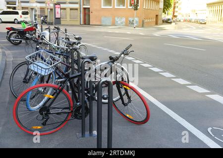 Vélos modernes garés dans la rue de la ville Banque D'Images