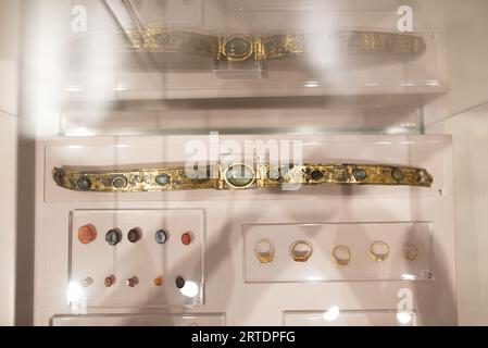 Anciens bijoux minoens en or exposés dans le musée. Banque D'Images