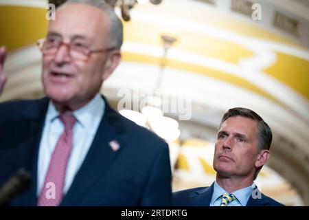 Washington, États-Unis. 12 septembre 2023. Le sénateur Martin Heinrich, D-NM, regarde le chef de la majorité au Sénat Chuck Schumer, D-NY, parler lors d’une conférence de presse après les déjeuners hebdomadaires du caucus au Capitole des États-Unis à Washington, DC, le mardi 12 septembre 2023. Photo Bonnie Cash/UPI crédit : UPI/Alamy Live News Banque D'Images