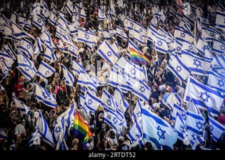 Jérusalem, Israël. 11 septembre 2023. Une foule de manifestants anti-réformateurs brandissent les drapeaux israéliens lors d'une manifestation à Jérusalem. Des milliers de manifestants anti-gouvernementaux israéliens se sont rassemblés devant la Cour suprême lundi, à la veille d'une audience historique sur une tentative de la coalition du Premier ministre Benjamin Netanyahu de restreindre les pouvoirs de la Cour. (Image de crédit : © Eyal Warshavsky/SOPA Images via ZUMA Press Wire) USAGE ÉDITORIAL SEULEMENT! Non destiné à UN USAGE commercial ! Banque D'Images