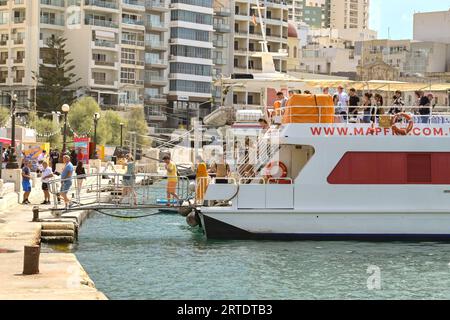 Sliema, Malte - 6 août 2023 : les passagers descendent d'un petit ferry à Sliema après être arrivés de la capitale de l'île, la Valette. Banque D'Images