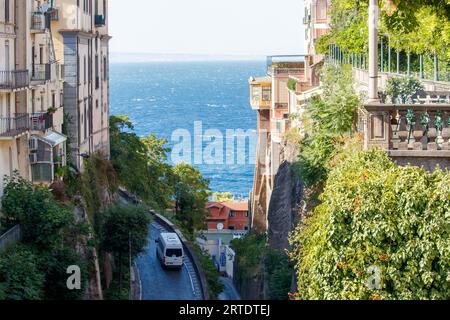 La vue sur la mer de la Piazza Tasso Square regardant vers l'île de Capri.Sorrento est une ville côtière dans le sud-ouest de l'Italie, face à la baie de Naples sur la péninsule sorrentine. Perché au sommet des falaises qui séparent la ville de ses ports de plaisance animés, il est connu pour ses vues panoramiques sur l'eau et la Piazza Tasso, une place bordée de cafés. Banque D'Images