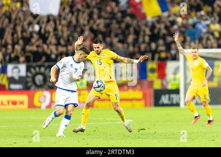 Andrei Burca de Roumanie et Milot Rashica du Kosovo lors de l'UEFA Euro 2024, qualifications européennes, match de football du groupe I entre la Roumanie et le Kosovo le 12 septembre 2023 à l'Arena Nationala de Bucarest, Roumanie Banque D'Images