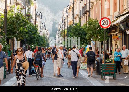 La vue le long de la Corsa Italia l'une des principales rues commerçantes de Sorrente. Sorrente est une ville côtière du sud-ouest de l'Italie, face à la baie de Naples sur la péninsule de Sorrente. Perché au sommet des falaises qui séparent la ville de ses ports de plaisance animés, il est connu pour ses vues panoramiques sur l'eau et la Piazza Tasso, une place bordée de cafés. Banque D'Images