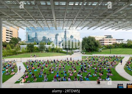 Cours de yoga en plein air au Waterloo Greenway Park à Austin, Texas Banque D'Images