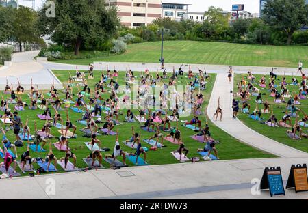 Cours de yoga en plein air au Waterloo Greenway Park à Austin, Texas Banque D'Images
