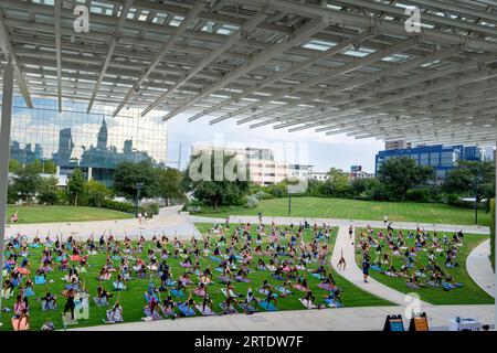 Cours de yoga en plein air au Waterloo Greenway Park à Austin, Texas Banque D'Images