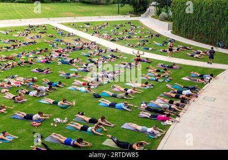 Cours de yoga en plein air au Waterloo Greenway Park à Austin, Texas Banque D'Images