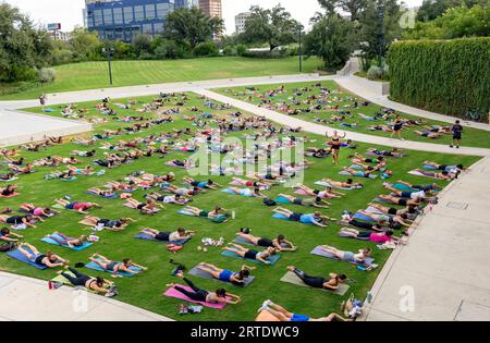Cours de yoga en plein air au Waterloo Greenway Park à Austin, Texas Banque D'Images