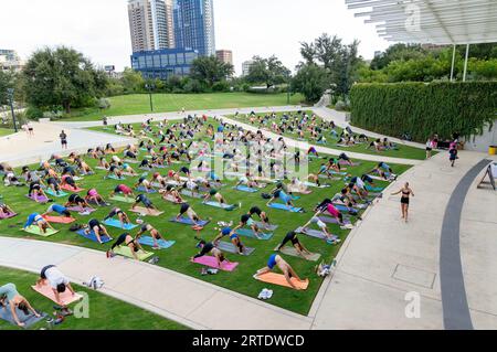 Cours de yoga en plein air au Waterloo Greenway Park à Austin, Texas Banque D'Images