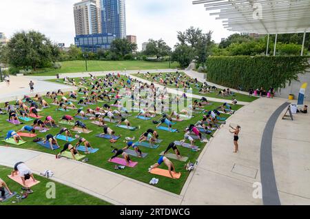 Cours de yoga en plein air au Waterloo Greenway Park à Austin, Texas Banque D'Images