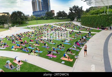Cours de yoga en plein air au Waterloo Greenway Park à Austin, Texas Banque D'Images