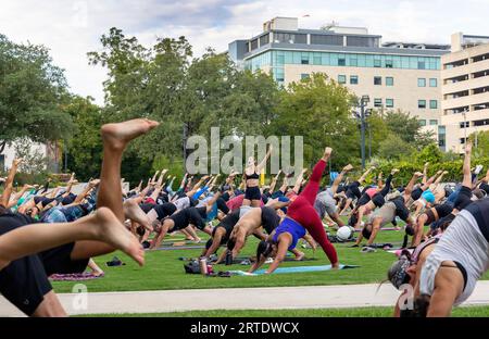 Cours de yoga en plein air au Waterloo Greenway Park à Austin, Texas Banque D'Images