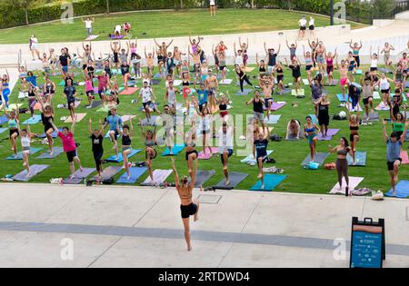 Cours de yoga en plein air au Waterloo Greenway Park à Austin, Texas Banque D'Images