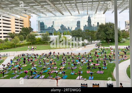 Cours de yoga en plein air au Waterloo Greenway Park à Austin, Texas Banque D'Images