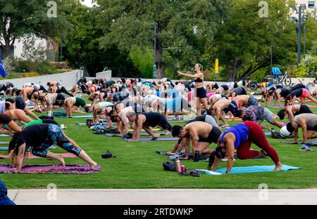 Cours de yoga en plein air au Waterloo Greenway Park à Austin, Texas Banque D'Images