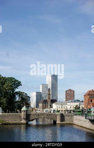 Vue sur la gare centrale de Malmö, le centre-ville, le pont Petri (Petribron) et les gratte-ciel de grande hauteur Banque D'Images