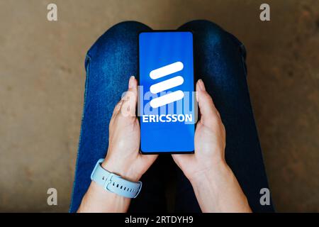 Sur cette photo, le logo Ericsson est affiché sur l'écran d'un smartphone Banque D'Images