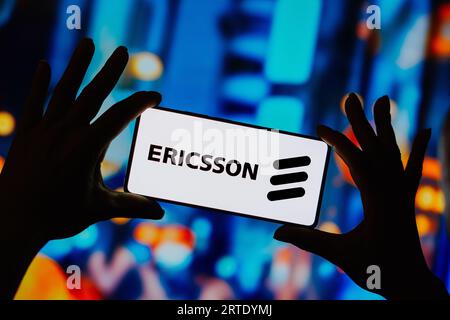 Sur cette photo, le logo Ericsson est affiché sur l'écran d'un smartphone. Banque D'Images