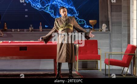 Hambourg, Allemagne. 12 septembre 2023. Alexander Tsymbalyuk chante le rôle de Boris Godounov lors de la répétition photo de l'opéra du même nom de modeste Moussorgski, qui sera créé à l'Opéra d'État de Hambourg le 16 septembre. Crédit : Markus Scholz/dpa/Alamy Live News Banque D'Images