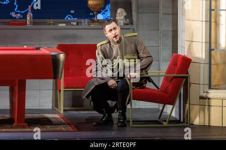 Hambourg, Allemagne. 12 septembre 2023. Alexander Tsymbalyuk chante le rôle de Boris Godounov lors de la répétition photo de l'opéra du même nom de modeste Moussorgski, qui sera créé à l'Opéra d'État de Hambourg le 16 septembre. Crédit : Markus Scholz/dpa/Alamy Live News Banque D'Images