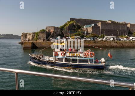 Plymouth, Devon, Angleterre, Royaume-Uni, 6 septembre 2023. Ferry pour passagers sortant du port de Plymouth dans Plymouth Sound lors d'une excursion touristique. Banque D'Images