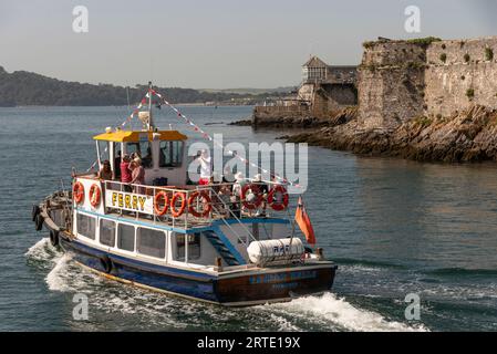 Plymouth, Devon, Angleterre, Royaume-Uni, 6 septembre 2023. Ferry pour passagers sortant du port de Plymouth dans Plymouth Sound lors d'une excursion touristique. Banque D'Images
