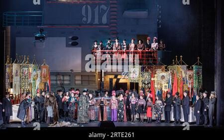 Hambourg, Allemagne. 12 septembre 2023. Scène avec le chœur lors de la répétition photo de l'opéra 'Boris Godounov' de modeste Moussorgski. L'opéra célèbre sa première à l'Opéra d'État de Hambourg le 16 septembre sous la direction de Kent Nagano. Crédit : Markus Scholz/dpa/Alamy Live News Banque D'Images