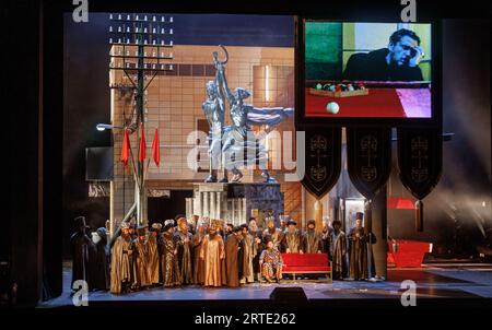 Hambourg, Allemagne. 12 septembre 2023. Scène avec le chœur lors de la répétition photo de l'opéra 'Boris Godounov' de modeste Moussorgski. L'opéra célèbre sa première à l'Opéra d'État de Hambourg le 16 septembre sous la direction de Kent Nagano. Crédit : Markus Scholz/dpa/Alamy Live News Banque D'Images