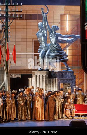 Hambourg, Allemagne. 12 septembre 2023. Scène avec le chœur lors de la répétition photo de l'opéra 'Boris Godounov' de modeste Moussorgski. L'opéra célèbre sa première à l'Opéra d'État de Hambourg le 16 septembre sous la direction de Kent Nagano. Crédit : Markus Scholz/dpa/Alamy Live News Banque D'Images