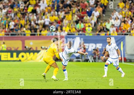 Bucarest, Roumanie. 12 septembre 2023. Andrei Ratiu de Roumanie et Bernard Berisha du Kosovo lors de l'UEFA Euro 2024, qualifications européennes, match de football du Groupe I entre la Roumanie et le Kosovo le 12 septembre 2023 à l'Arena Nationala de Bucarest, Roumanie - photo Mihnea Tatu/DPPI crédit : DPPI Media/Alamy Live News Banque D'Images