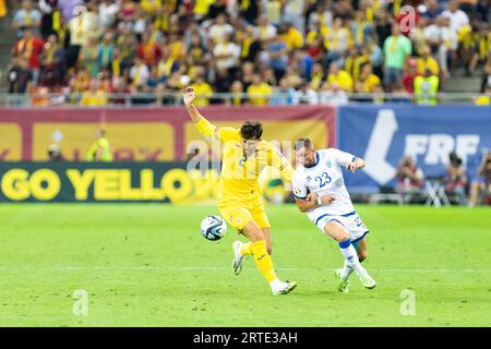 Bucarest, Roumanie. 12 septembre 2023. Andrei Ratiu de Roumanie et Bernard Berisha du Kosovo lors de l'UEFA Euro 2024, qualifications européennes, match de football du Groupe I entre la Roumanie et le Kosovo le 12 septembre 2023 à l'Arena Nationala de Bucarest, Roumanie - photo Mihnea Tatu/DPPI crédit : DPPI Media/Alamy Live News Banque D'Images