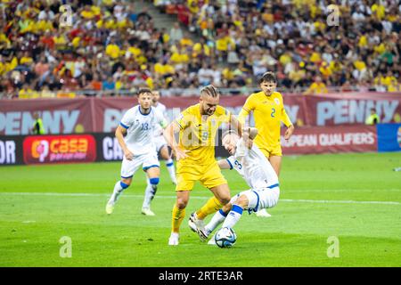 Bucarest, Roumanie. 12 septembre 2023. George Puscas de Roumanie et Fidan Aliti du Kosovo lors de l'UEFA Euro 2024, qualifications européennes, match de football du Groupe I entre la Roumanie et le Kosovo le 12 septembre 2023 à l'Arena Nationala de Bucarest, Roumanie - photo Mihnea Tatu/DPPI crédit : DPPI Media/Alamy Live News Banque D'Images