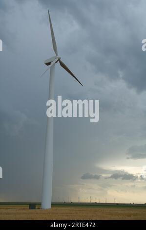 Éolienne sous un ciel orageux dans le sud-ouest du Kansas ; Liberal, Kansas, États-Unis d'Amérique Banque D'Images