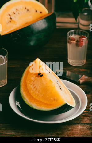 Melon d'eau douce en tranches sur une table en bois Banque D'Images