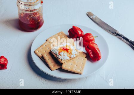 Cracker carré avec fromage à la crème et confiture de piment Banque D'Images