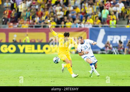 Andrei Ratiu de Roumanie et Bernard Berisha du Kosovo lors de l'UEFA Euro 2024, qualifications européennes, match de football du groupe I entre la Roumanie et le Kosovo le 12 septembre 2023 à l'Arena Nationala de Bucarest, Roumanie Banque D'Images