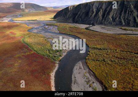 Vue aérienne du paysage coloré montrant des rivières et des collines dans la région de North Slope en Alaska, États-Unis ; North Slope, Alaska, États-Unis d'Amérique Banque D'Images