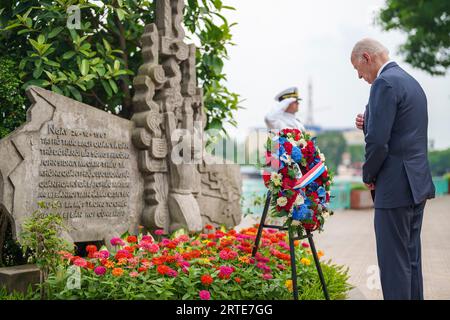 Hanoi, Vietnam. 11 septembre 2023. Le président américain Joe Biden rend hommage au Mémorial du sénateur John McCain III près du lac truc Bach, le 11 septembre 2023 à Hanoi, Vietnam. L'avion de McCain a été abattu pendant la guerre du Vietnam en 1967 et il a été détenu captif pendant plus de cinq ans à la prison connue sous le nom de « Hanoi Hilton ». Crédit : Adam Schultz/White House photo/Alamy Live News Banque D'Images