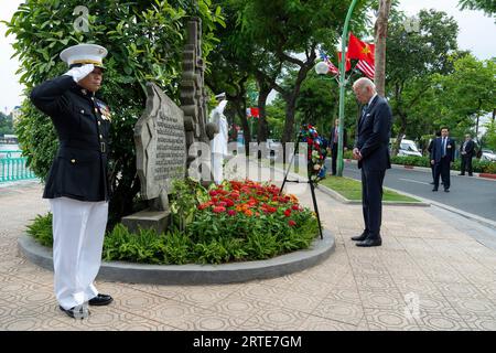 Hanoi, Vietnam. 11 septembre 2023. Le président américain Joe Biden rend hommage au Mémorial du sénateur John McCain III près du lac truc Bach, le 11 septembre 2023 à Hanoi, Vietnam. L'avion de McCain a été abattu pendant la guerre du Vietnam en 1967 et il a été détenu captif pendant plus de cinq ans à la prison connue sous le nom de « Hanoi Hilton ». Crédit : Adam Schultz/White House photo/Alamy Live News Banque D'Images